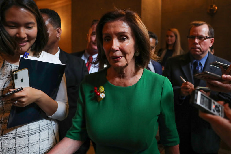 © Reuters. U.S. House Speaker Pelosi speaks to reporters as she walks to her office at the U.S. Capitol in Washington