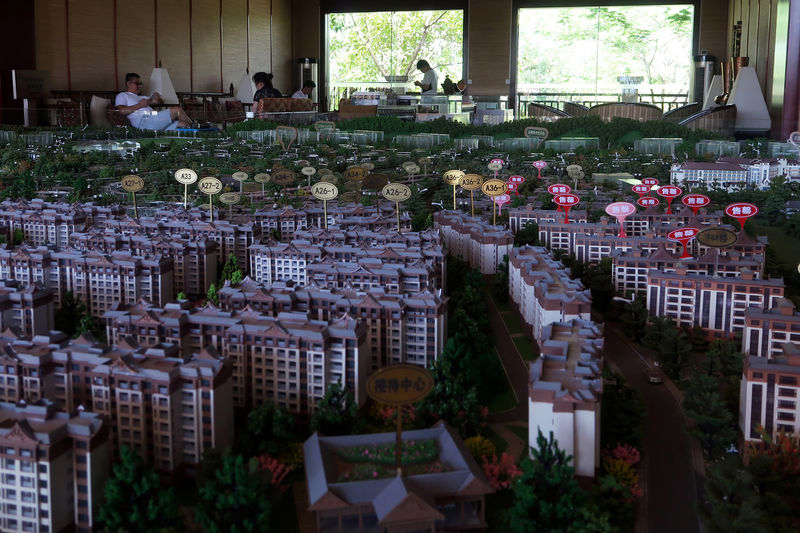 © Reuters. Model showing property project "Yulinyuanzhu" developed by Shanghai Red Star Macalline Real Estate Group is seen at a showroom in Xishuangbanna, Yunnan