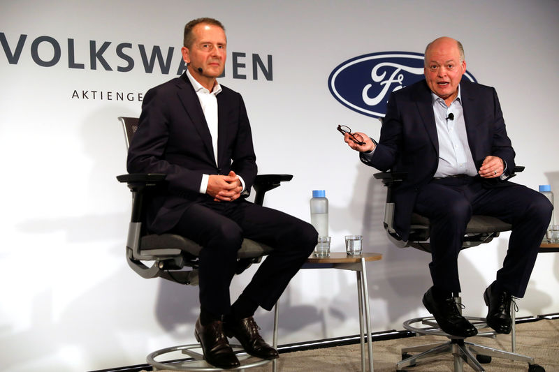 © Reuters. Ford President and CEO Jim Hackett and Volkswagen AG CEO Dr. Herbert Diess attend a news conference in New York