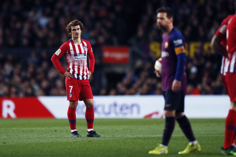 © Reuters. Imagen de archivo del francés Antoine Griezmann (izq) mirando al argentino Lionel Messi durante un partido de Liga en el Camp Nou, Barcelona, España.