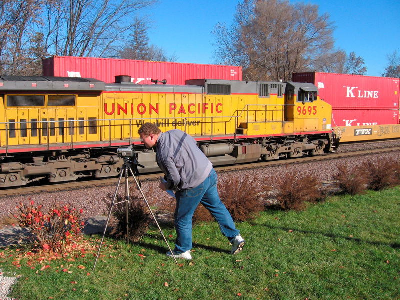 © Reuters. FILE PHOTO: FILE PHOTO - Wayne Davis films a passing Union Pacific train in Rochelle Illinois