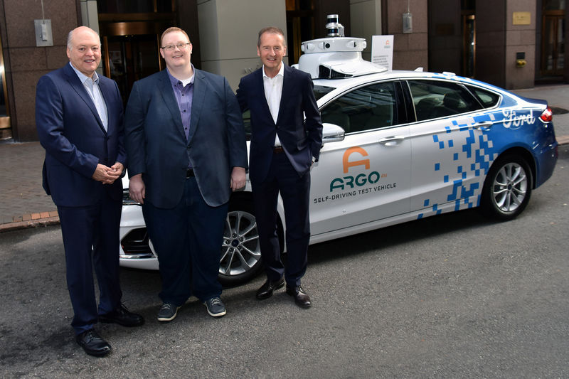 © Reuters. Ford President and CEO Jim Hackett, Argo AI co-founder Bryan Salesky and VW CEO Herbert Diess appear with a prototype vehicle after announcing a joint investment in Argo, a self-driving autonomous vehicle company in New York City