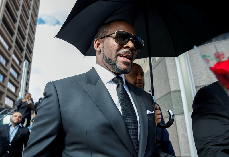 © Reuters. FILE PHOTO: Grammy-winning R&B star R. Kelly leaves the Cook County courthouse in Chicago