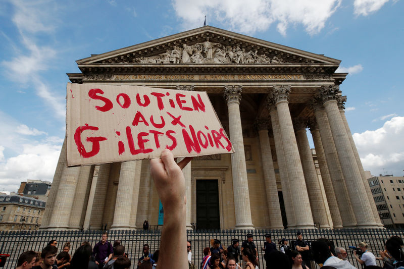 © Reuters. FRANCE: DES SANS-PAPIERS OCCUPENT LE PANTHÉON