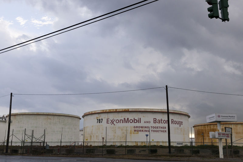 Empresas de energia dos EUA buscam manter refinarias em operação mesmo com tempestade