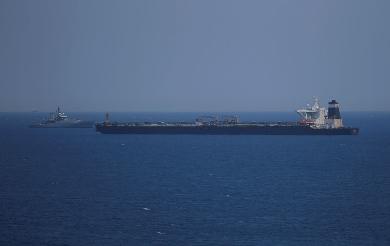 © Reuters. FOTO DE ARCHIVO: Un buque patrulla de la Marina Real Británica vigila el superpetrolero Grace 1, en aguas del territorio británico de ultramar de Gibraltar, históricamente reclamado por España, el 4 de julio de 2019