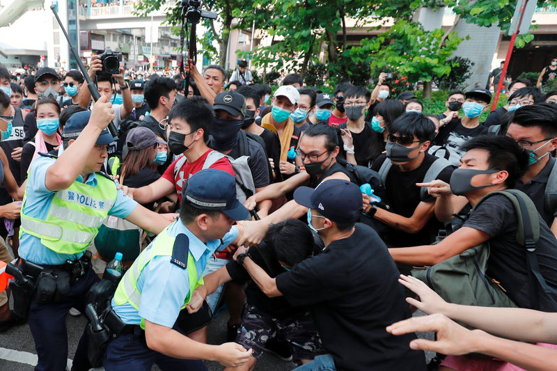 Manifestantes de Hong Kong y policía se enfrentan en la protesta contra los comerciantes chinos