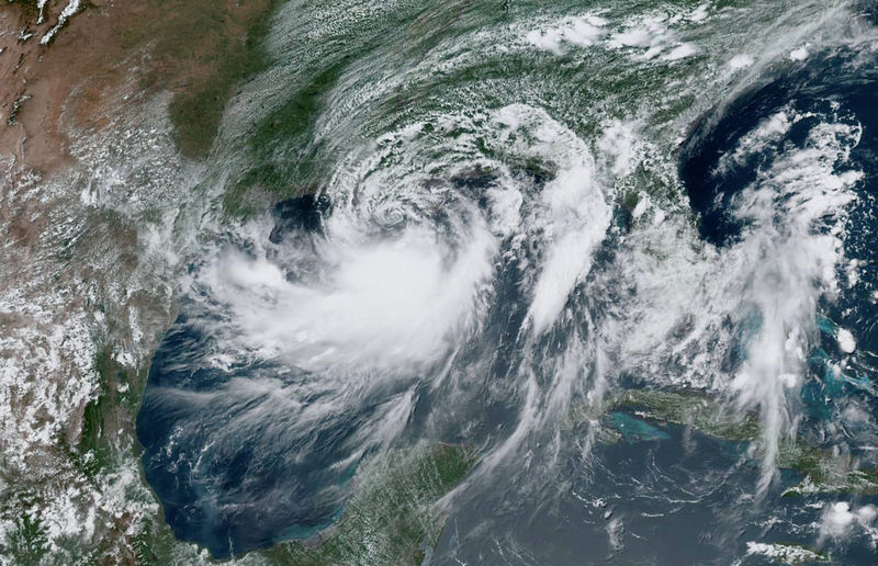 Moradores de Nova Orleans se fecham em casa à espera de furacão
