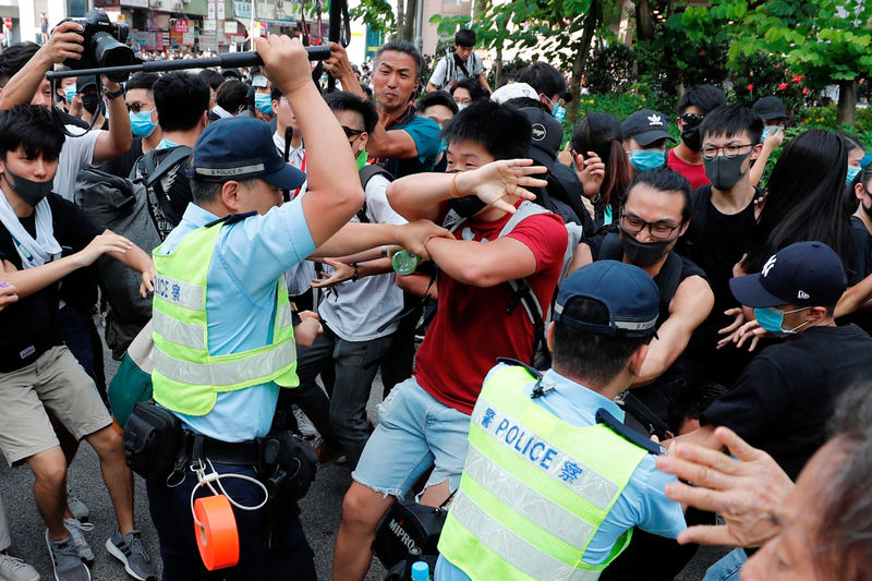 Nouveaux heurts à Hong Kong pendant une manifestation antichinoise