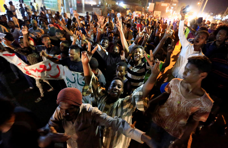 © Reuters. MANIFESTATION À KHARTOUM 40 JOURS APRÈS LA RÉPRESSION SANGLANTE