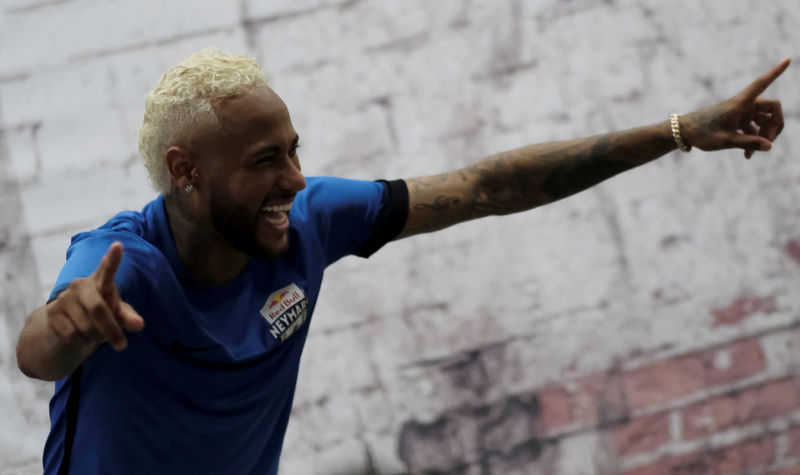 © Reuters. Brazilian soccer player Neymar gestures before an interview with Reuters in Praia Grande