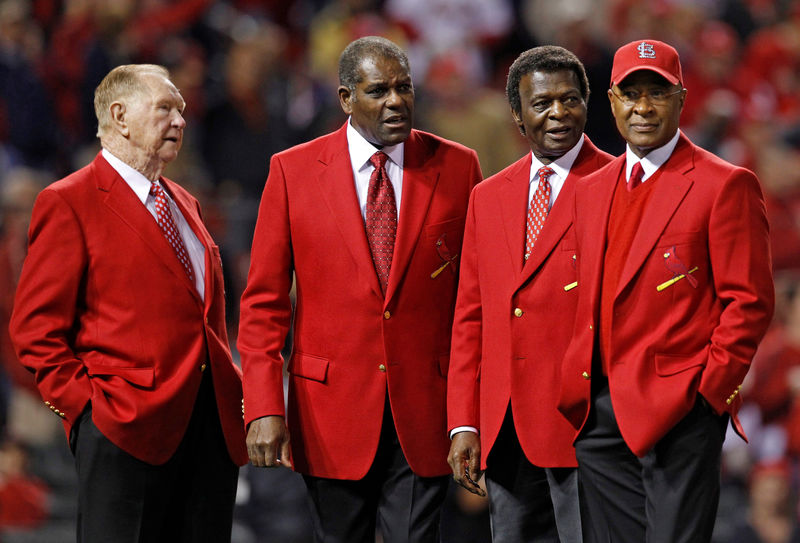 © Reuters. FILE PHOTO: Baseball Hall of Fame members and former St. Louis Cardinals (L-R) Schoendienst, Gibson, Brock and Smith appear on the field before the start of play between the St. Louis Cardinals and the Texas Rangers in Game 6 of MLB's World Series ba