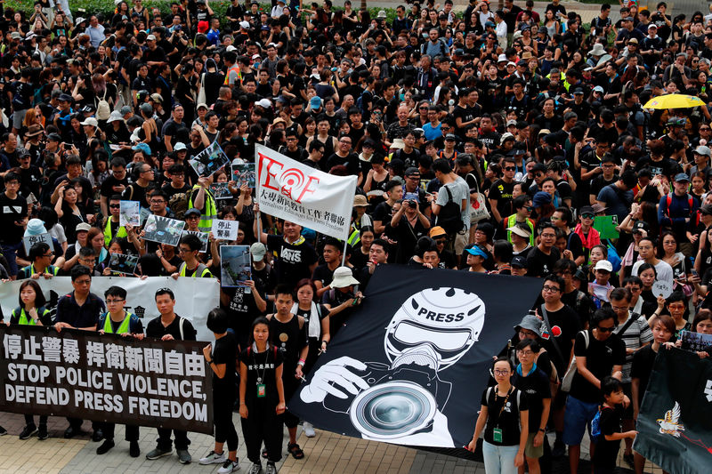 © Reuters. مسيرة في هونج كونج تستهدف الاحتجاج على تدفق زوار صينيين على البلاد