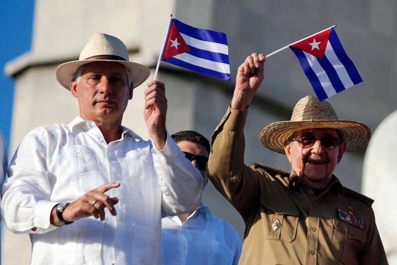 Cuba aprueba una ley que permitirá elegir al primer ministro, mantiene el sistema de partido único