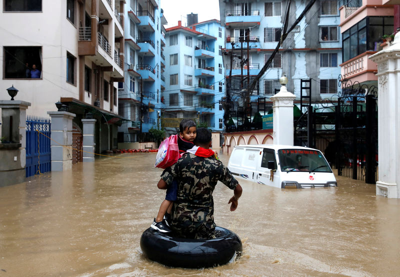 © Reuters. ارتفاع قتلى الأمطار الموسمية في نيبال إلى 47 وعشرات المفقودين والمصابين