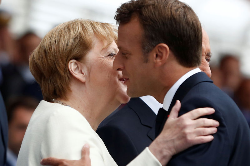 © Reuters. زعماء أوروبيون ينضمون إلى ماكرون في احتفالات يوم الباستيل