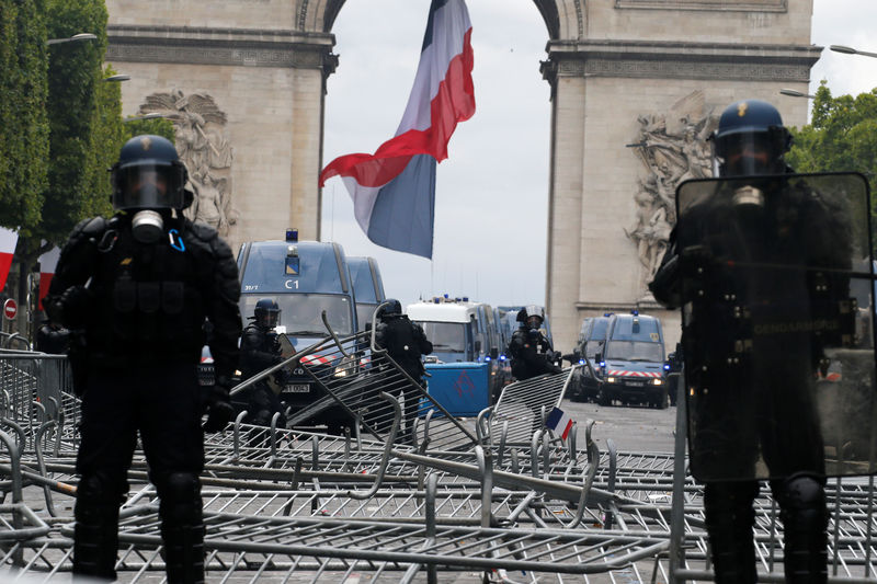 La policía francesa lanza gas lacrimógeno para dispersar a los manifestantes en París