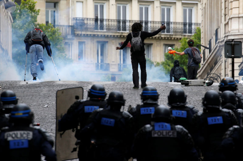 © Reuters. TENSIONS SUR LES CHAMPS-ELYSÉES APRÈS LE DÉFILÉ DU 14-JUILLET