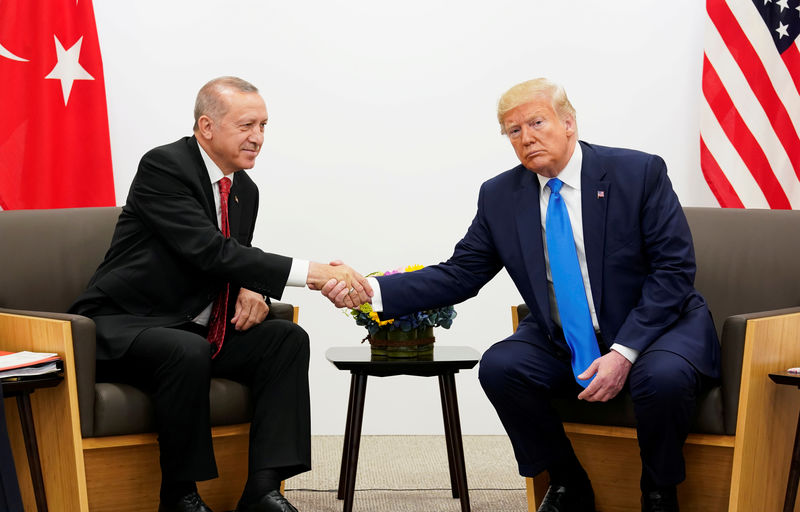 © Reuters. خبر ترك: أردوغان يقول ترامب يملك سلطة الإحجام عن فرض عقوبات على تركيا