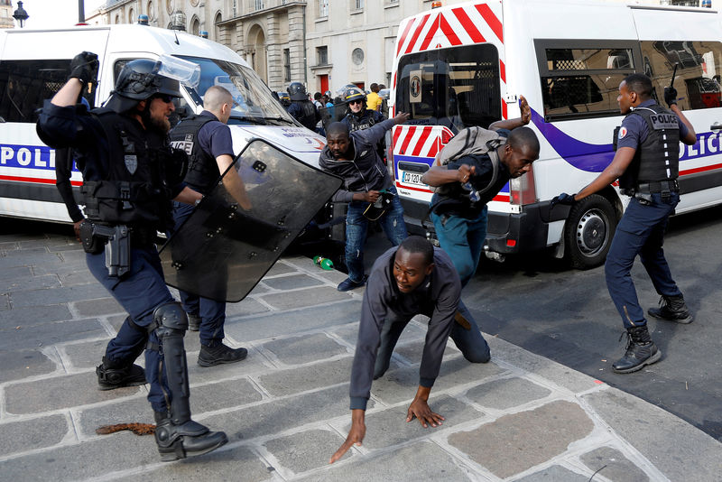 © Reuters. شرطة فرنسا تطلق الغاز المسيل للدموع على محتجين في يوم الباستيل