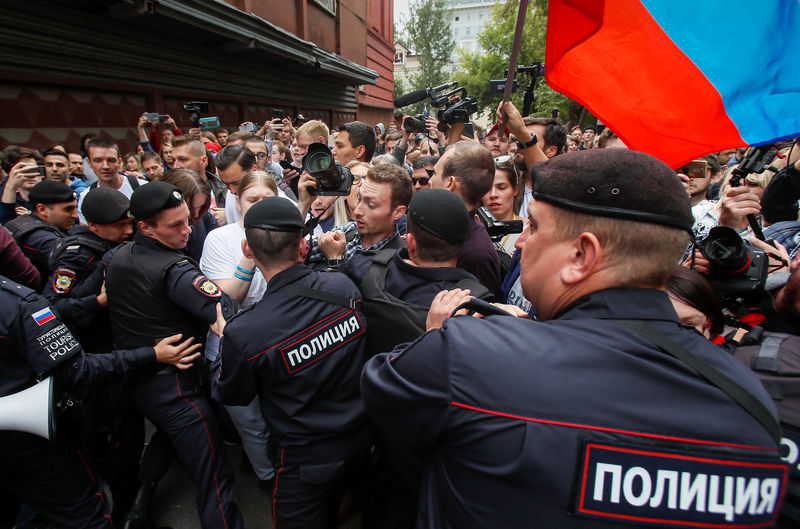 اعتقال العشرات في موسكو خلال مسيرة للمطالبة بمشاركة المعارضة في انتخابات