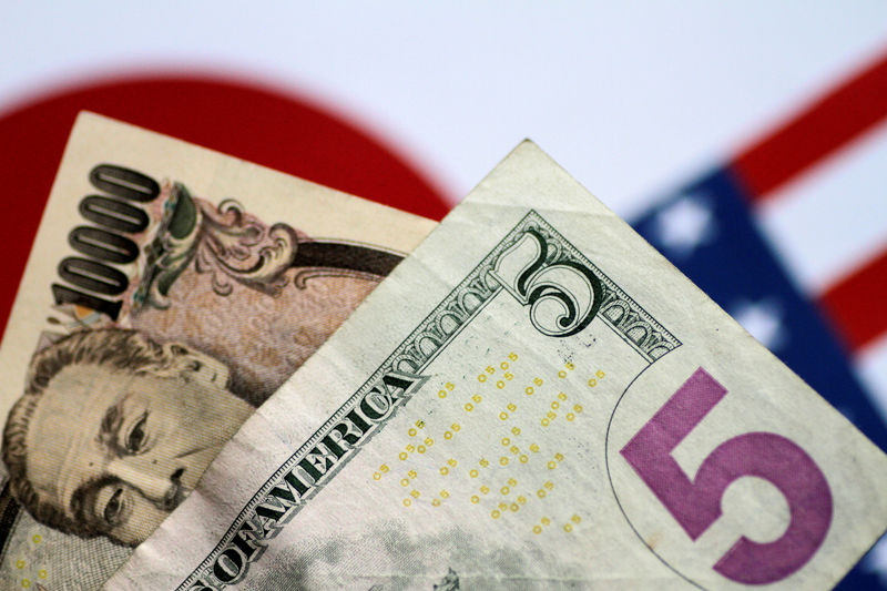 © Reuters. FILE PHOTO: Illustration photo of U.S. Dollar and Japan Yen notes