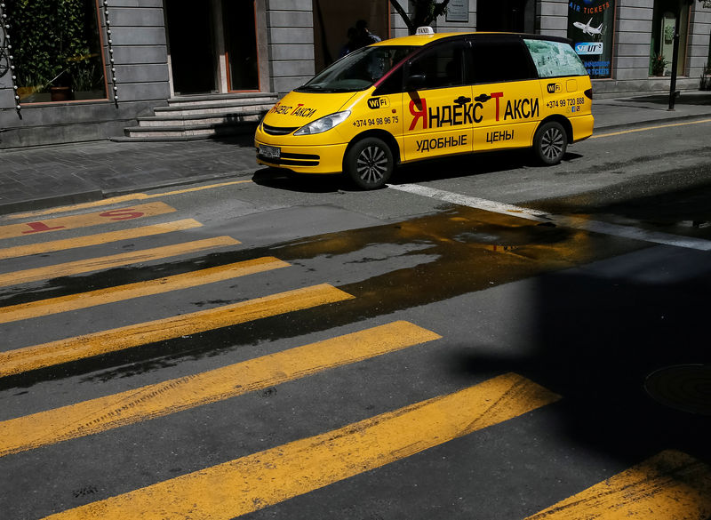 © Reuters. Автомобиль Яндекс.Такси в центре Еревана