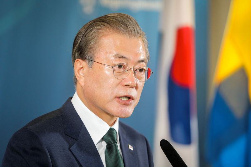 © Reuters. مون: اتهام اليابان لكوريا الجنوبية بانتهاك العقوبات على كوريا الشمالية "تحد خطير"