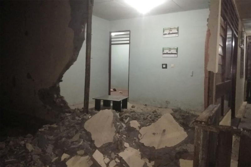 عشرات التوابع تهز إندونيسيا بعد مقتل اثنين في زلزال يوم الأحد
