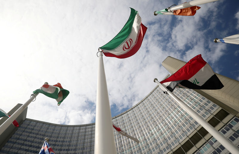 © Reuters. The Iranian flag flutters in front the International Atomic Energy Agency headquarters in Vienna