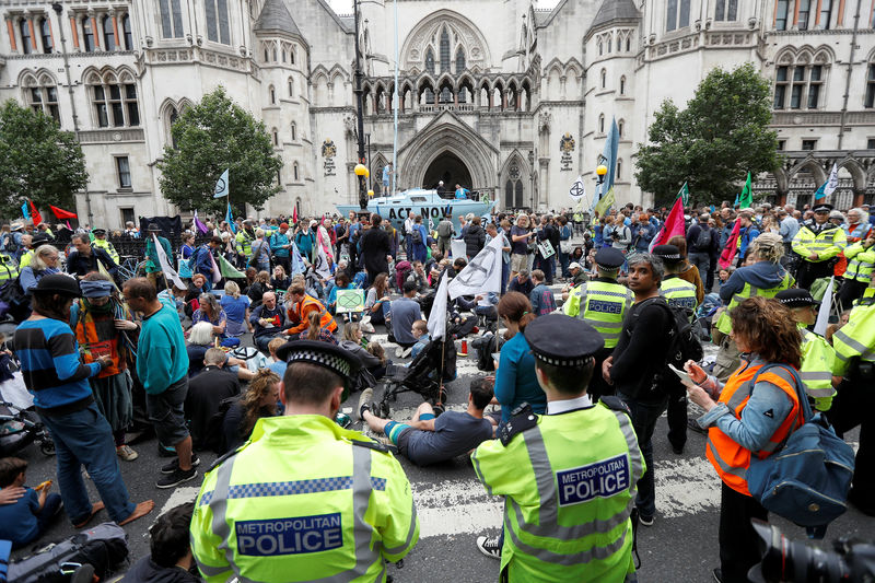 نشطاء يسعون لإثارة الفوضى في مدن بريطانية للتوعية بمخاطر تغير المناخ