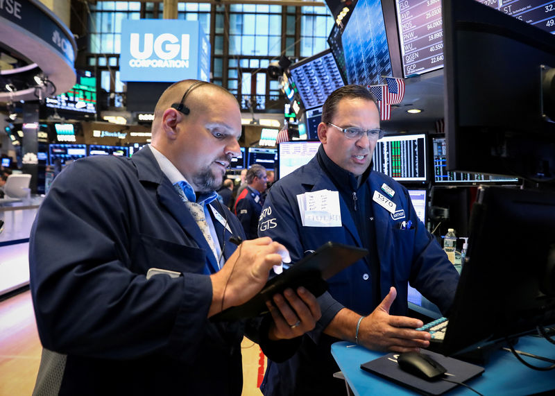 © Reuters. Traders work on the floor at the NYSE in New York