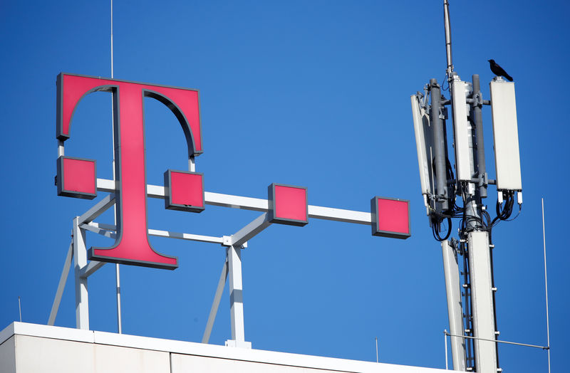 © Reuters. Logo of German telecommunications giant Deutsche Telekom AG and GSM and antennas are seen atop of the headquarters of Deutsche Telekom in Bonn