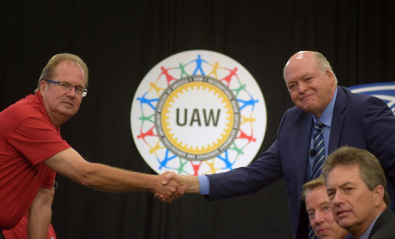 © Reuters. UAW President Gary Jones shakes hands with Ford Motor Co CEO Jim Hackett at the start of contract talks between the union and the automaker in Detroit