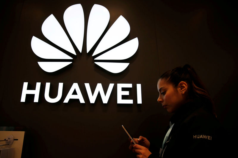 © Reuters. FILE PHOTO: A Huawei signage is pictured at their store at Vina del Mar