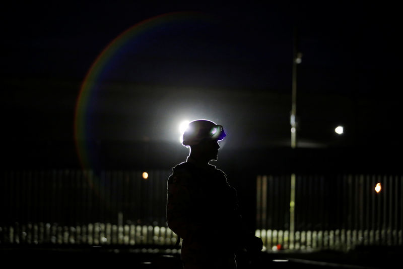 © Reuters. The silhouette of a member of the Mexican National Guard is pictured near the border between Mexico and U.S., as seen from Ciudad Juarez