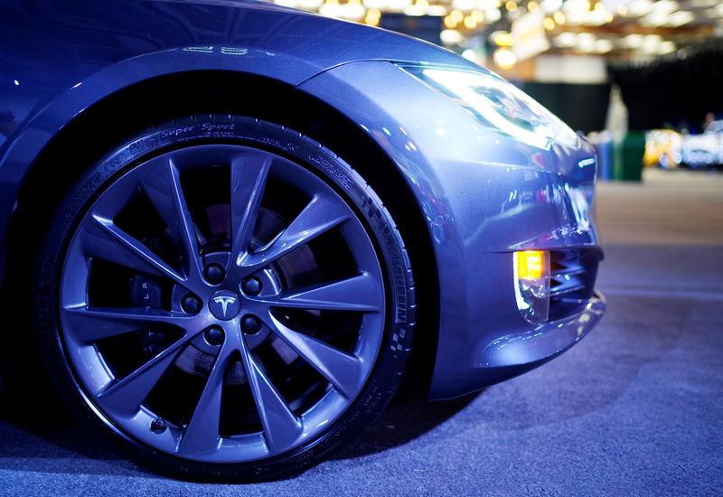 © Reuters. A Tesla Model S wheel is on display at the Canadian International AutoShow in Toronto