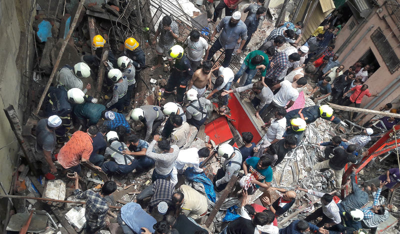 © Reuters. مخاوف من محاصرة العشرات بعد انهيار مبنى في مومباي
