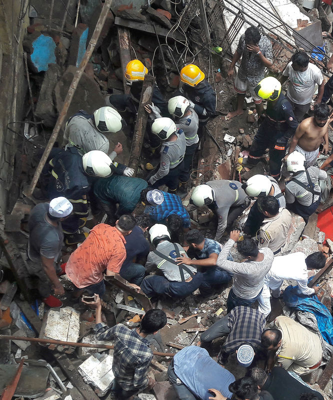 Más de 30 personas podrían estar atrapadas al derrumbarse un edificio en Mumbai