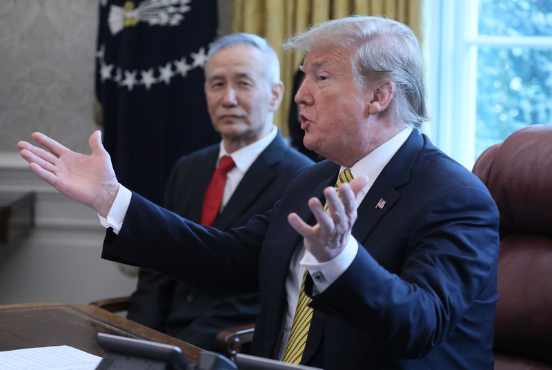 © Reuters. Presidente dos EUA, Donald Trump, durante reunião com vice-premiê chinês, Liu He, no Salão Oval da Casa Branca