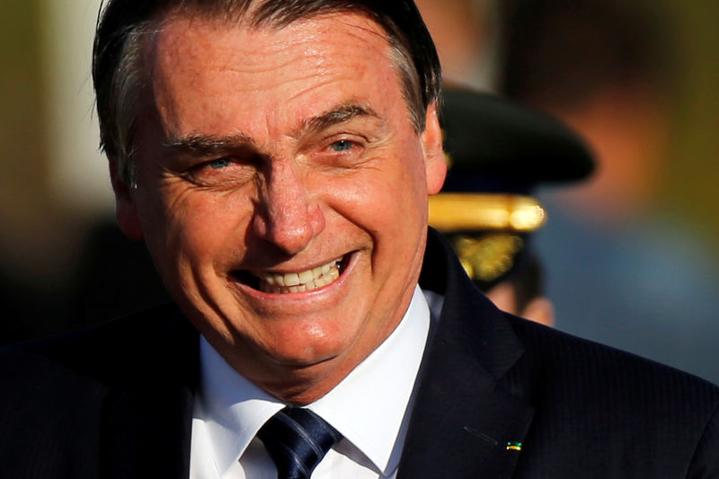 © Reuters. Presidente Jair Bolsonaro durante cerimônia de hasteamento da bandeira nacional no Palácio da Alvorada