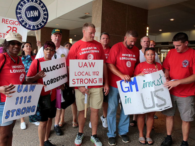 © Reuters. Auto workers from the General Motors Lordstown assembly plant stop to be photographed while protesting GM plant closings outside General Motors World Headquarters in Detroit,