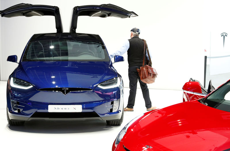 © Reuters. A visitor inspects a Tesla Model X electric vehicle at Brussels Motor Show