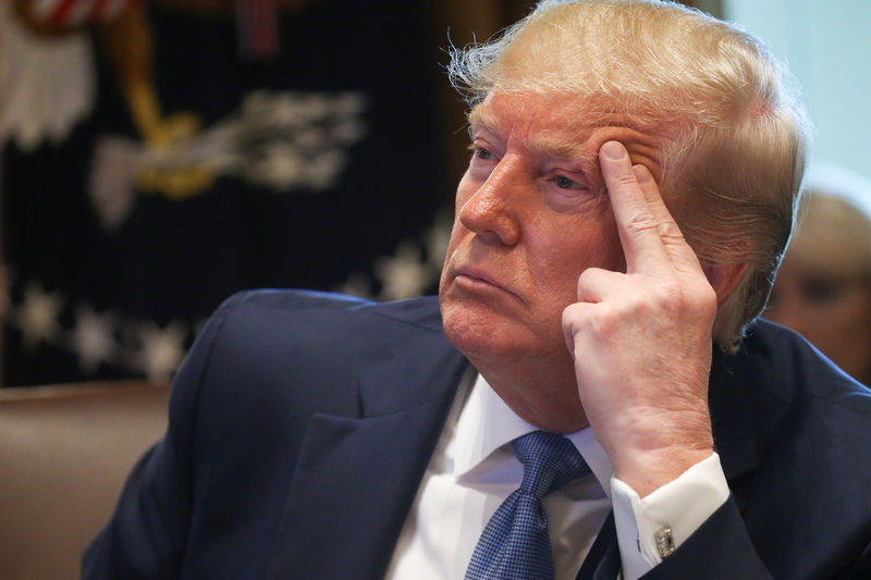 © Reuters. El presidente de Estados Unidos, Donald Trump, escucha durante una reunión de gabinete en la Casa Blanca en Washington.