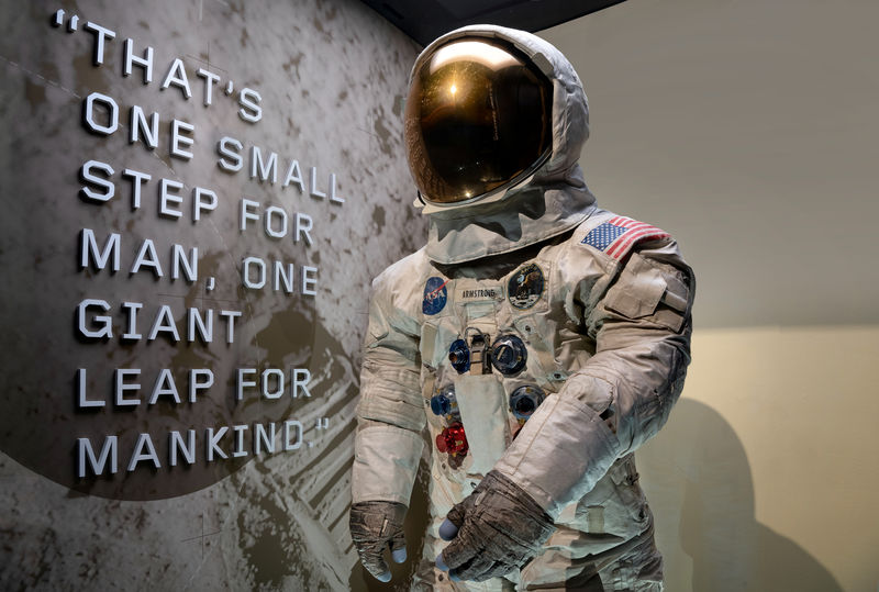 Traje usado por Neil Armstrong na Apollo 11 volta a ser exibido em museu do Smithsonian