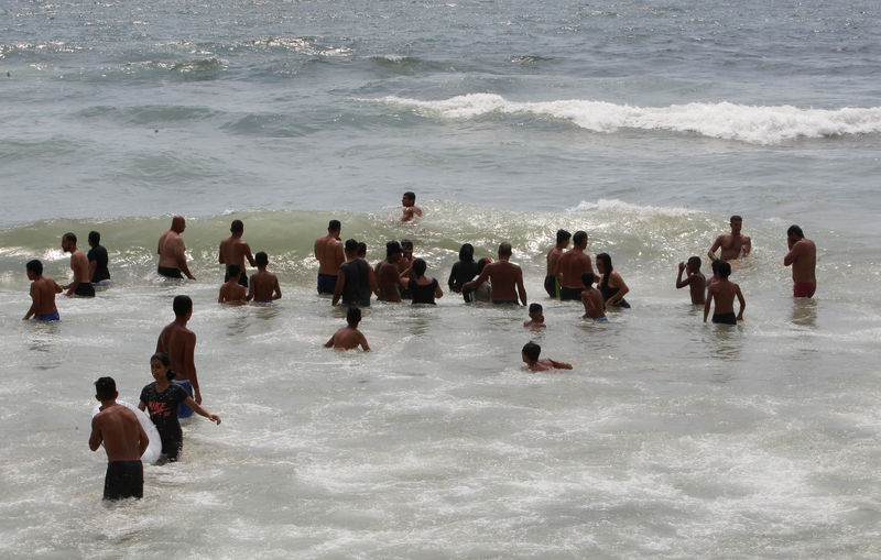 اللبنانيون يغامرون بالسباحة في الشواطئ العامة رغم تلوث المياه