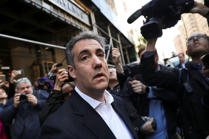 © Reuters. FILE PHOTO: Michael Cohen, U.S. President Donald Trump's former lawyer, leaves his apartment to report to prison in Manhattan