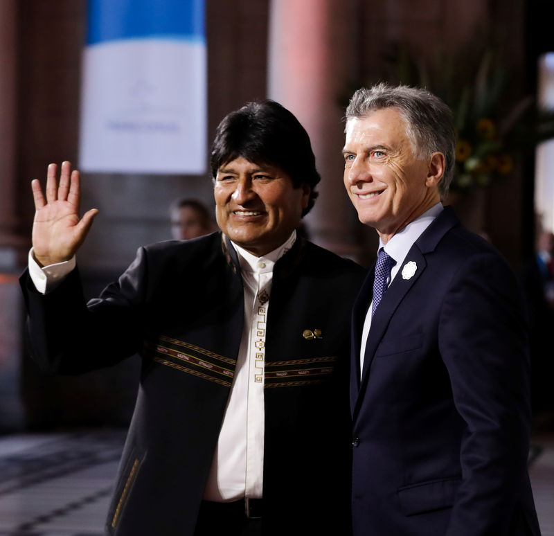 © Reuters. Argentina's President, Mauricio Macri and his Bolivian counterpart Evo Morales pose at the 54th Summit of Heads of State of Mercosur and Associated States, in Santa Fe