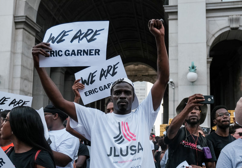 احتجاجات في شوارع نيويورك لعدم اتهام شرطي بقتل رجل أسود