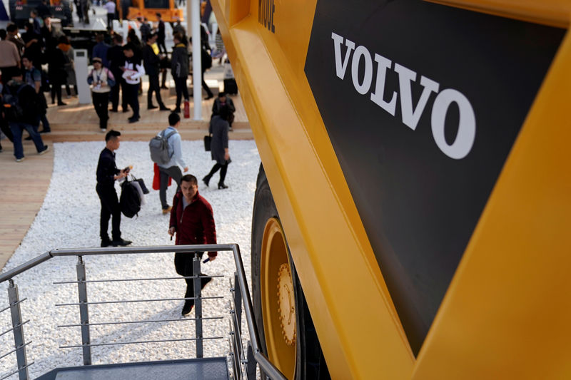 © Reuters. FILE PHOTO: People visit heavy machinery of Volvo at Bauma China, the International Trade Fair for Construction Machinery in Shanghai